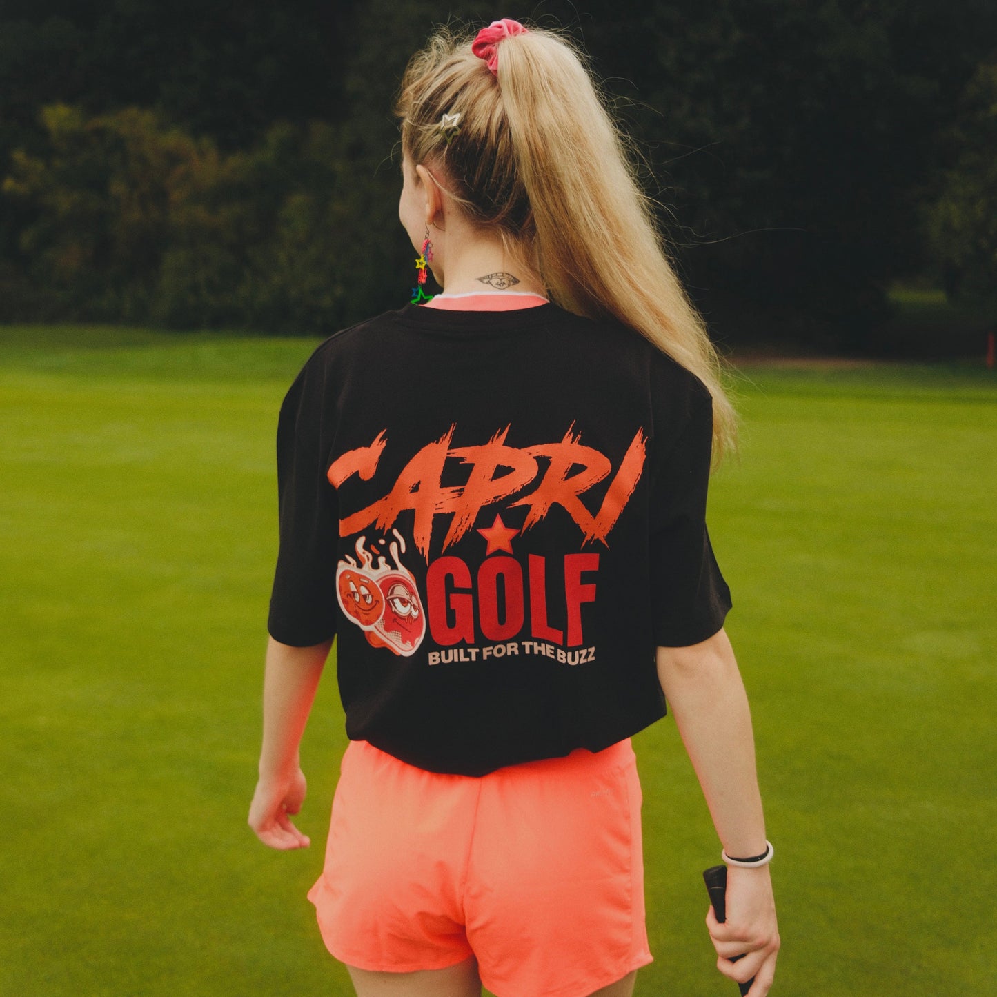 Schwarzes CAPRI GOLF CAPRI-Statement T-Shirt „Built for the Buzz“ mit Logo und komfortabler Passform, vorne und hinten sichtbar.