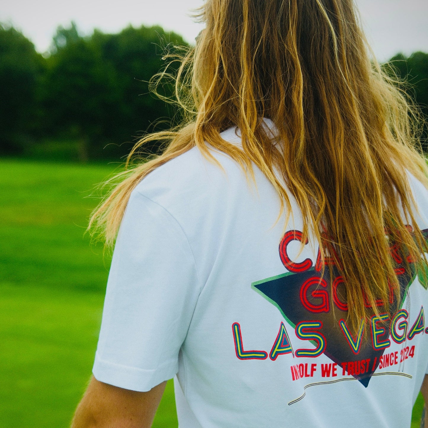 Weißes CAPRI-Statement T-Shirt mit neonfarbenem Viva Las Vegas Rückenprint und lockerem Schnitt aus 100% Baumwolle