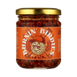 Capri Brunin' Birdies Crispy Chili Oil 200 ml, Flasche mit rotem Chili-Öl und goldener Verpackung, auf weißem Hintergrund